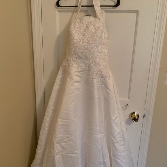 Wedding dress. Front & Back. - Picture 2 of 6